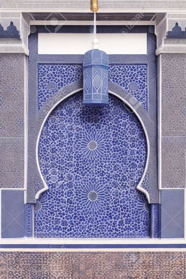 Marokkanische Bogen und Brunnen mit klassischen zellige Fliesen