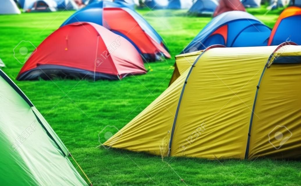 텐트와 행락객의 전체 캠핑