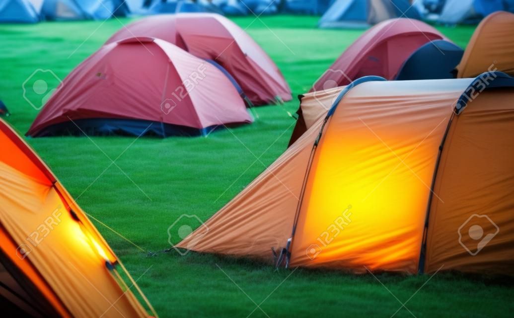 Camping llena de tiendas de campaña y veraneante