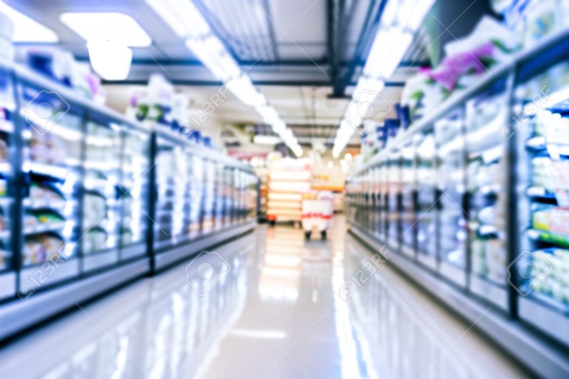 미국 식료품점에서 흐릿한 배경 냉동 및 가공 식품 선택
