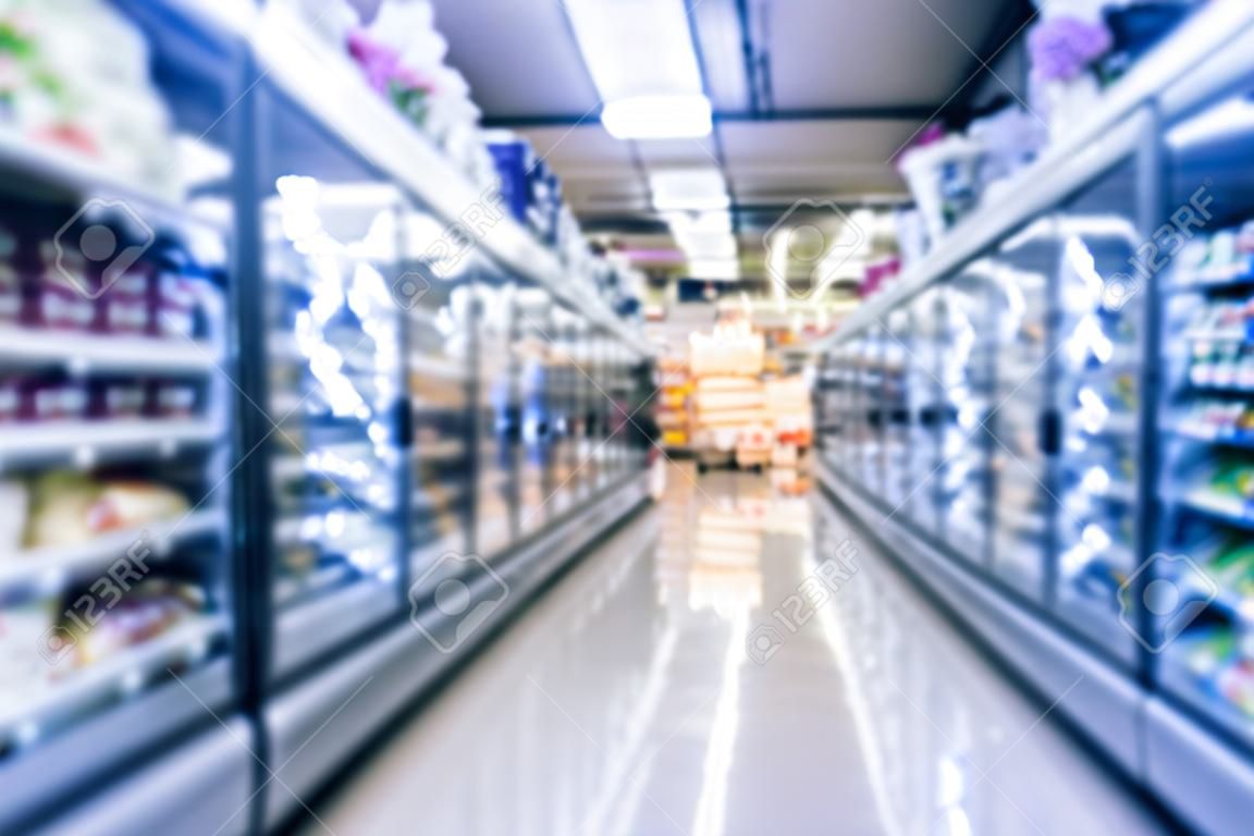 미국 식료품점에서 흐릿한 배경 냉동 및 가공 식품 선택