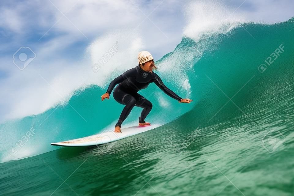 インドネシアの波にサーファーの女の子。