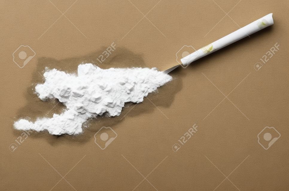 Una droga como la cocaína en polvo en forma de Kirguizistán con un proyecto de ley dinero enrollado. (Serie)