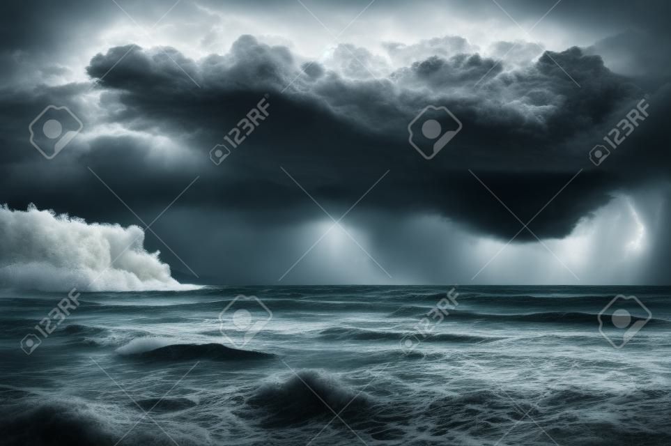 Nuvens tempestuosas assustadoras na costa à beira-mar. Água escura acenando. Natureza, problemas de previsão do tempo e conceito de perigo.