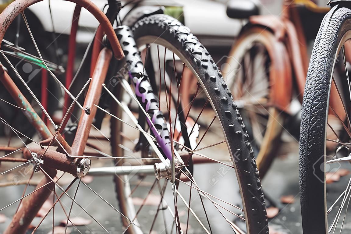 Vieux vélos rouillés abandonnés dans les rues de la ville