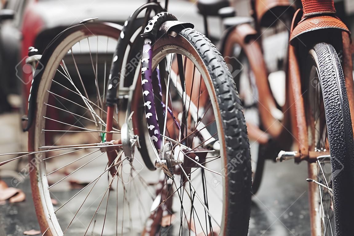 Vieux vélos rouillés abandonnés dans les rues de la ville