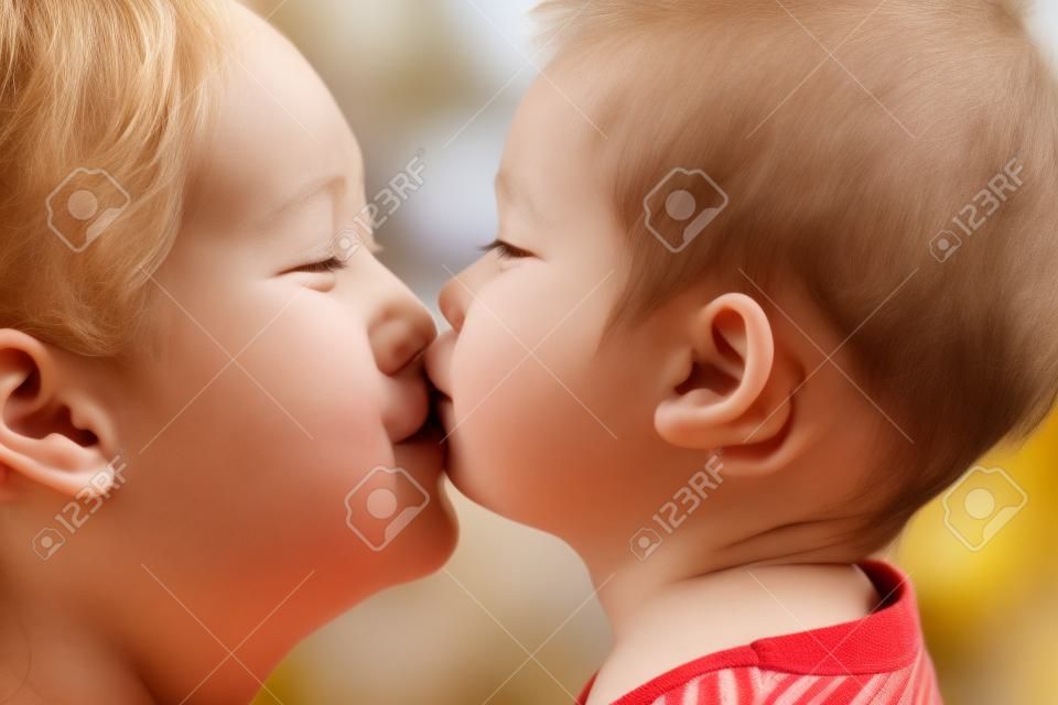 Mutter küsst ihr Kind close up