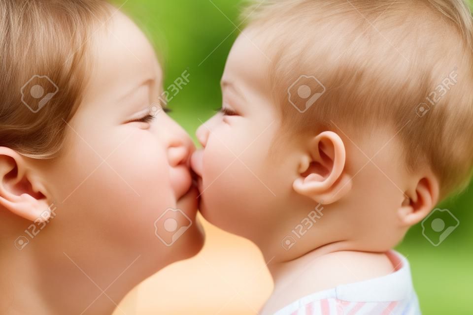 Мать, целовать ее ребенка закрыть