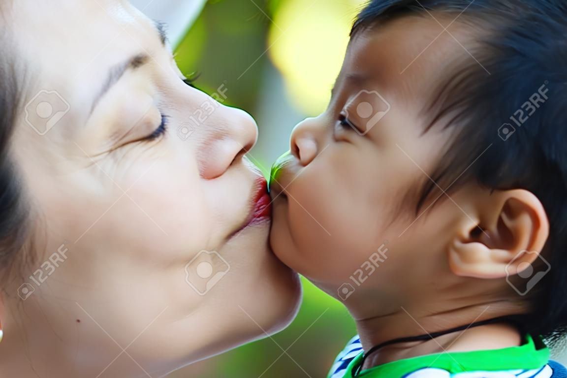 母が彼女の子供のキスをクローズ アップ