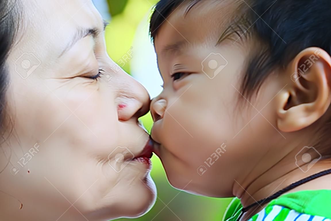 Mère embrassant son enfant de près