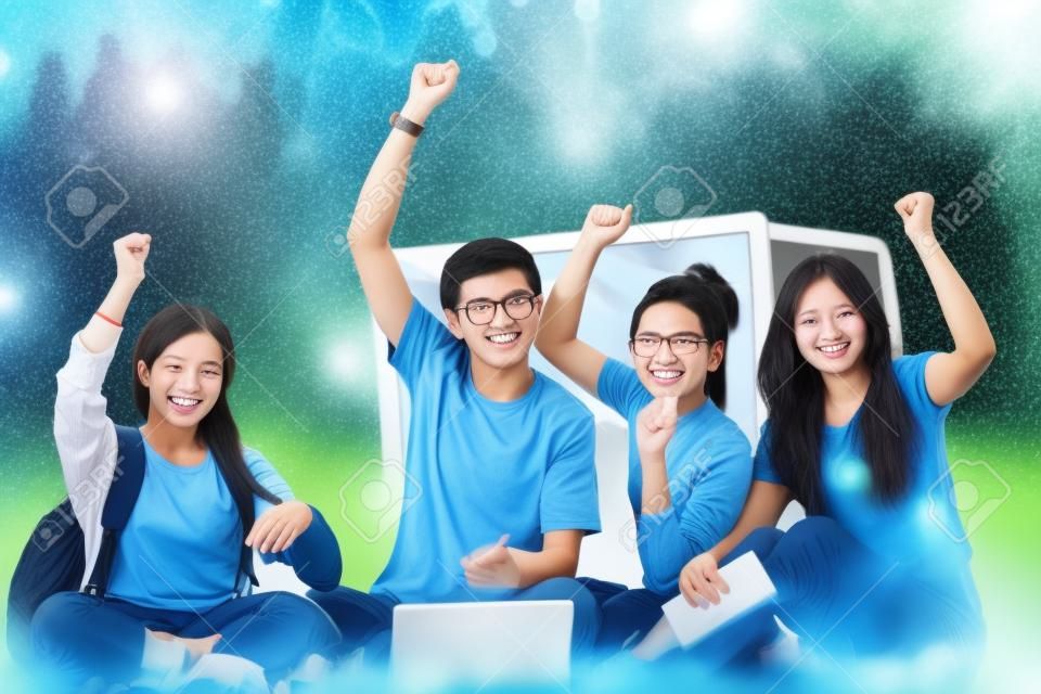 学生の成功のアジア グループと勝利概念 - 幸せの突破口を祝っての手を上げられたとチームします。