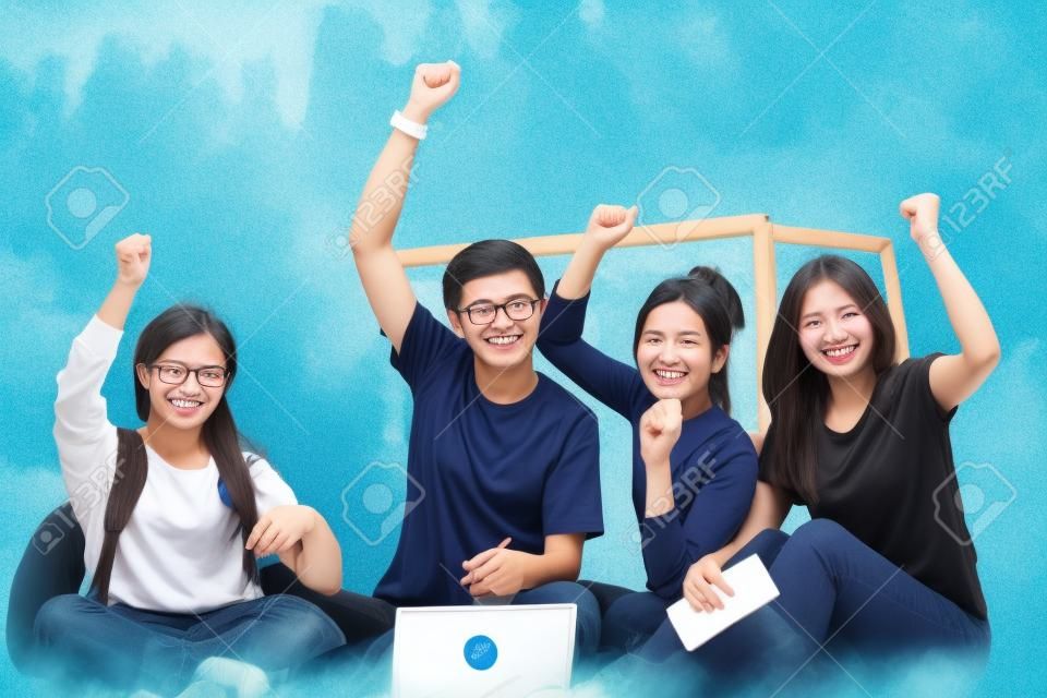 学生の成功のアジア グループと勝利概念 - 幸せの突破口を祝っての手を上げられたとチームします。
