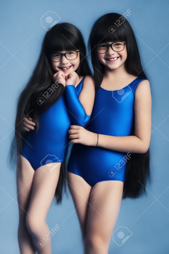 portret van gelukkige meisjes in een sport gymnastisch zwempak