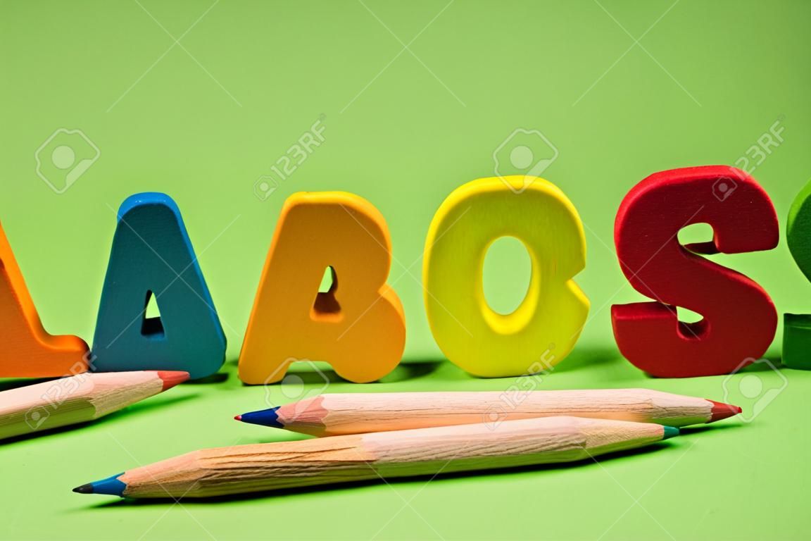 ABC の文字と鉛筆