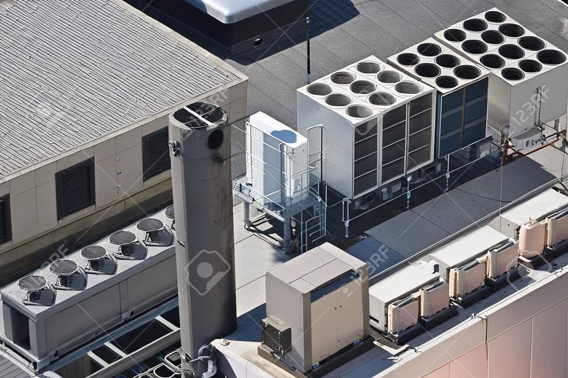 Salida de aire de aire acondicionado industrial y equipos de ventilación. Rascacielos en la azotea en Tokio, Japón.