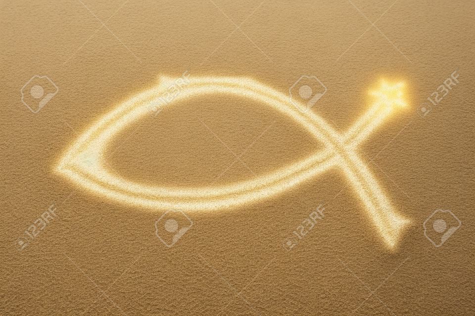 Símbolo del cristianismo - la forma religiosa dibujado en la arena. Catolicismo pescado - ichthus.
