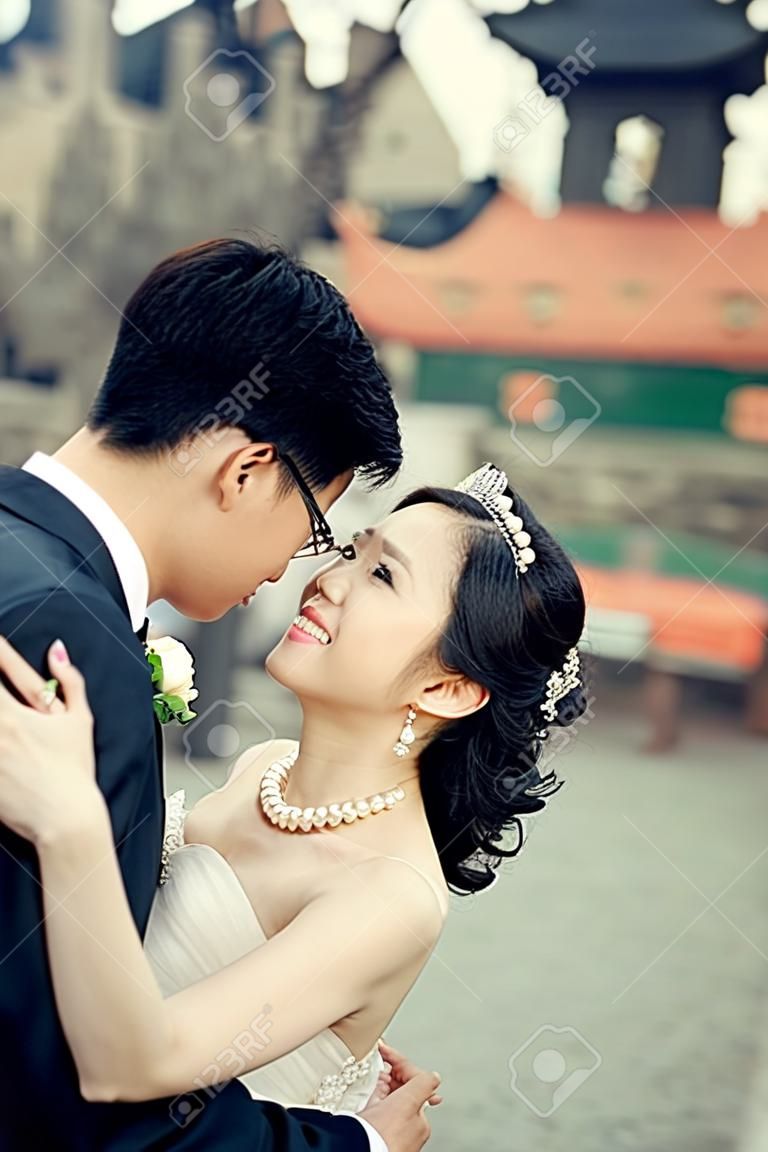 Chinese niedliche Braut und Bräutigam jungen Brautpaar nur Ehepaar Hug auf den Straßen der alten Stadt am Hochzeitstag