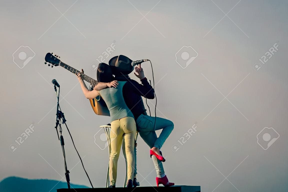 Mulher, Cantor Ou Menina Cantando Na Mesa E Homem Bonito, Guitarrista  Tocando Violão No Ensolarado, Dia