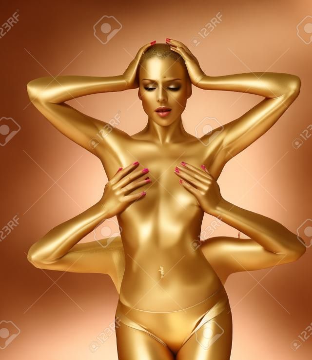Tocca i suoi capezzoli. Colore metallizzato pelle ragazza nuda slim fit sexy. Preliminari sessuali della ragazza d'oro. Ama il sesso. Regole d'oro dei preliminari del sesso. Seni di ragazza calda toccano le mani maschili. Corpo d'oro.