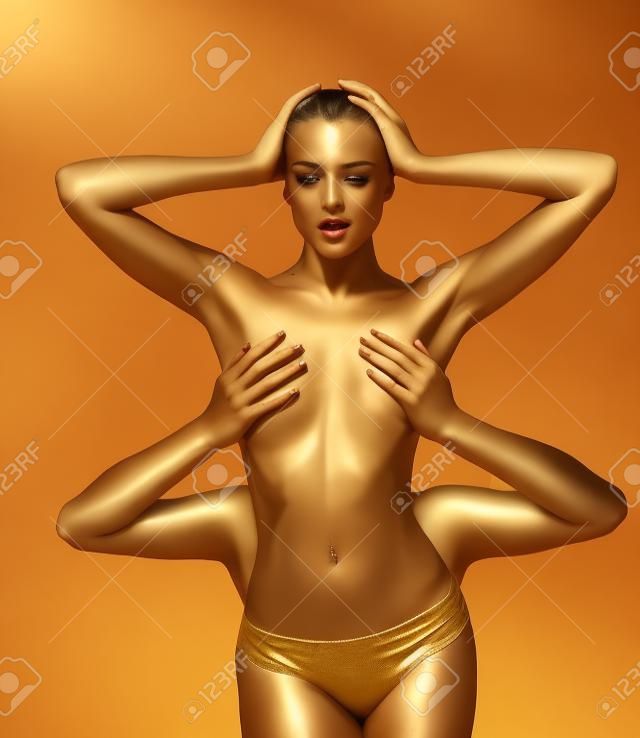 Tocca i suoi capezzoli. Colore metallizzato pelle ragazza nuda slim fit sexy. Preliminari sessuali della ragazza d'oro. Ama il sesso. Regole d'oro dei preliminari del sesso. Seni di ragazza calda toccano le mani maschili. Corpo d'oro.