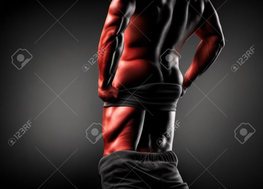 Cara. Homem musculoso, homem atlético forte que mostra suas costas perfeitas isoladas no fundo preto