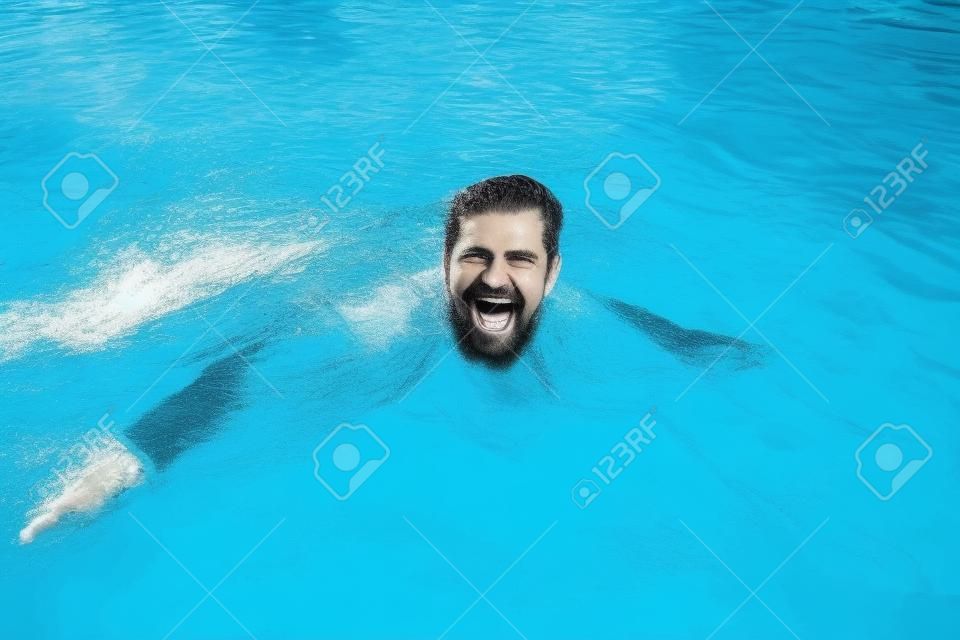 Biznesmen pływanie w garniturze w basenie. Zabawny i szalony człowiek w basenie. Biznes człowiek zabawy przy basenie.