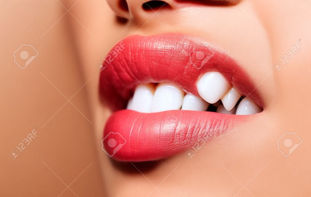 입술과 완벽한 하얀 치아 근접 촬영. 치과, 치열 교정 및 치과.