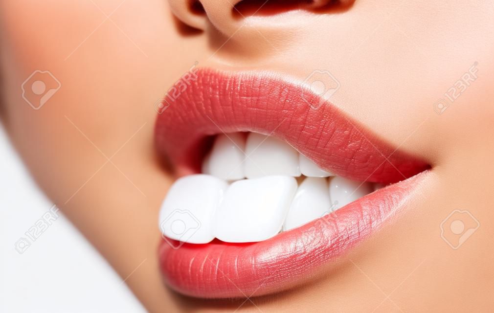 입술과 완벽한 하얀 치아 근접 촬영. 치과, 치열 교정 및 치과.