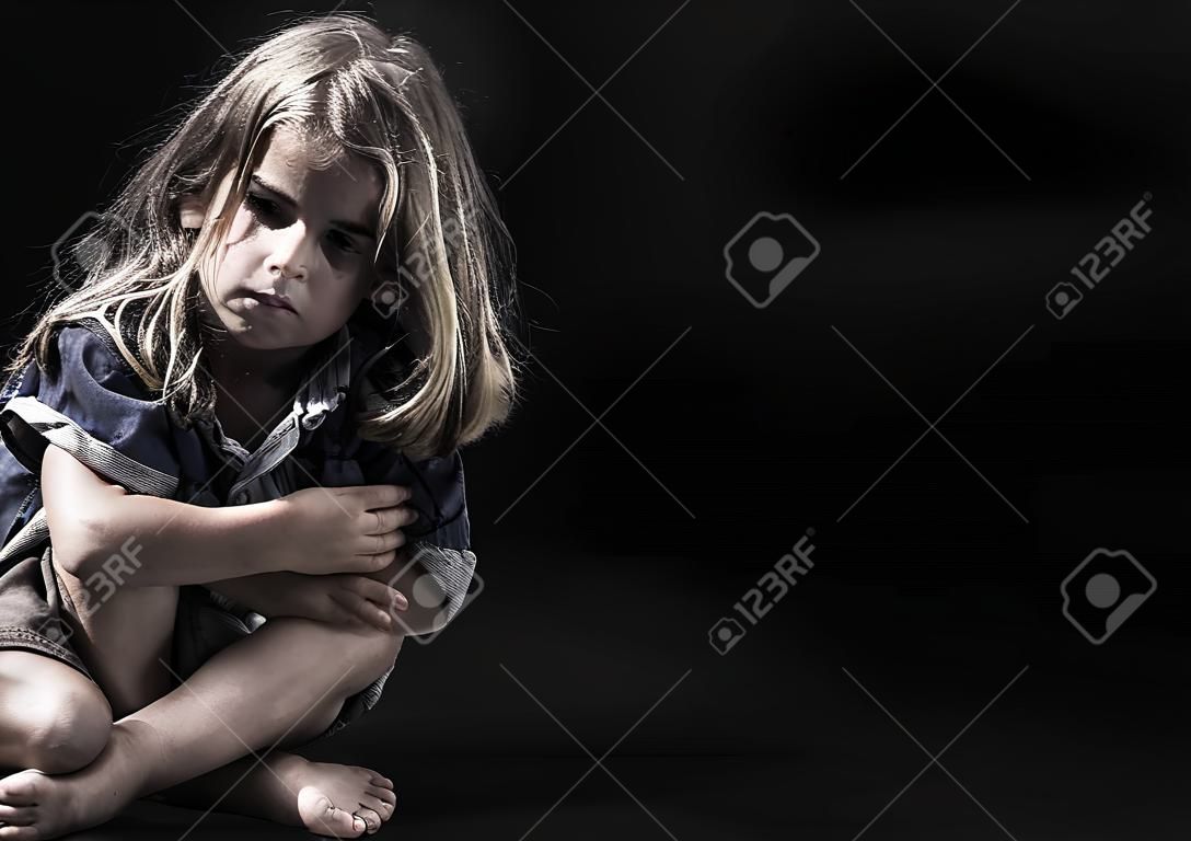 abuso de niños o un niño sin hogar