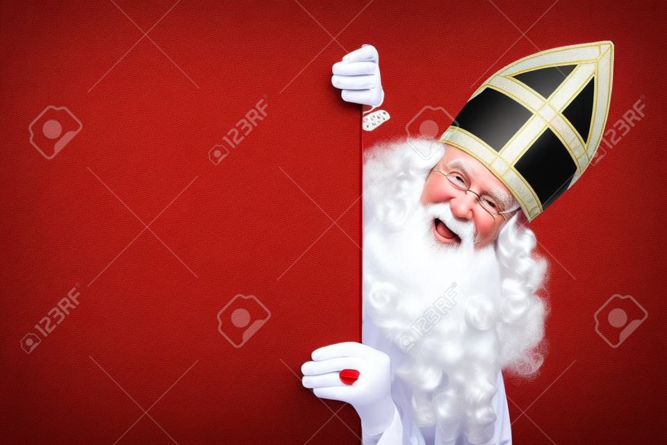 微笑Sinterklaas與白板。被隔絕在白色背景。聖誕老人的性格荷蘭
