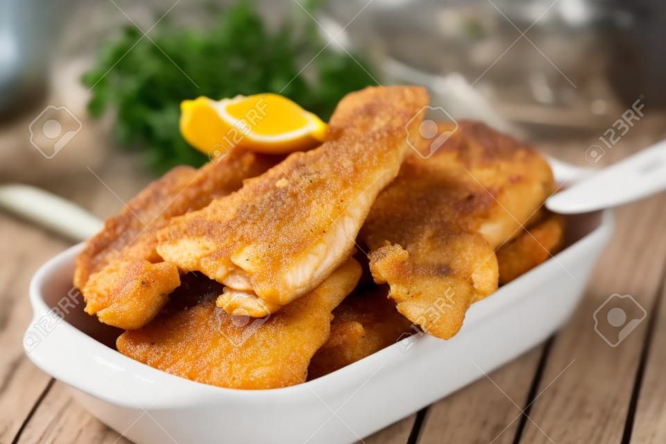 peixe frito na tigela e em uma mesa