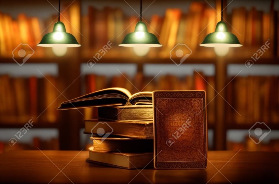 viejo libro sobre la mesa en la biblioteca con la tableta y la iluminación de lujo de la decoración