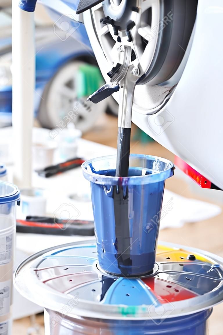 Przygotowanie farby do malowania samochodów w ciała laboratorium samochodowego sklepu