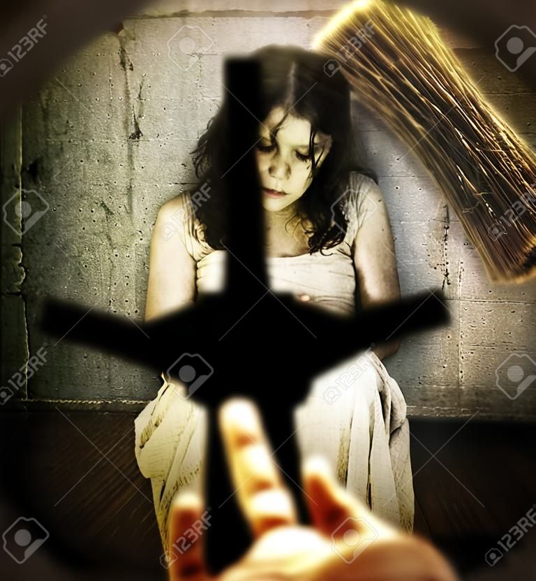Exorcisme et femme possédée par le diable