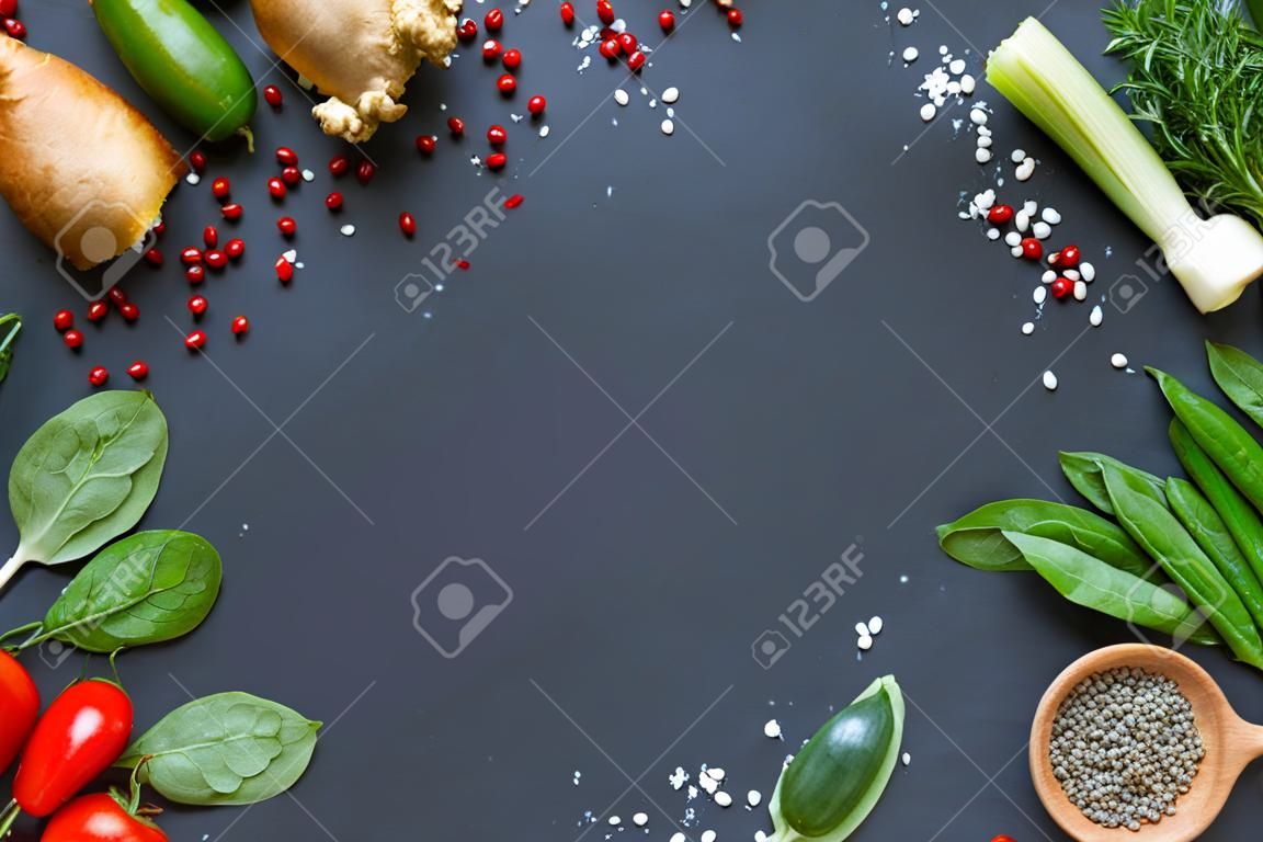 Menu Essen kulinarische Rahmenkonzept auf schwarzem Hintergrund
