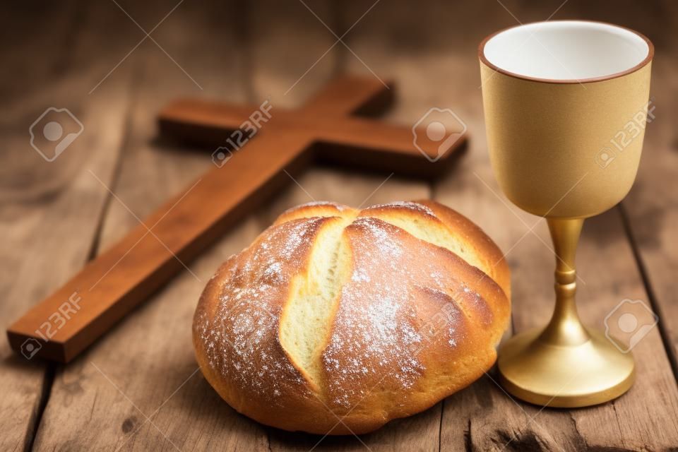 Pane e incrocio di Pasqua su vecchio fondo di legno d'annata