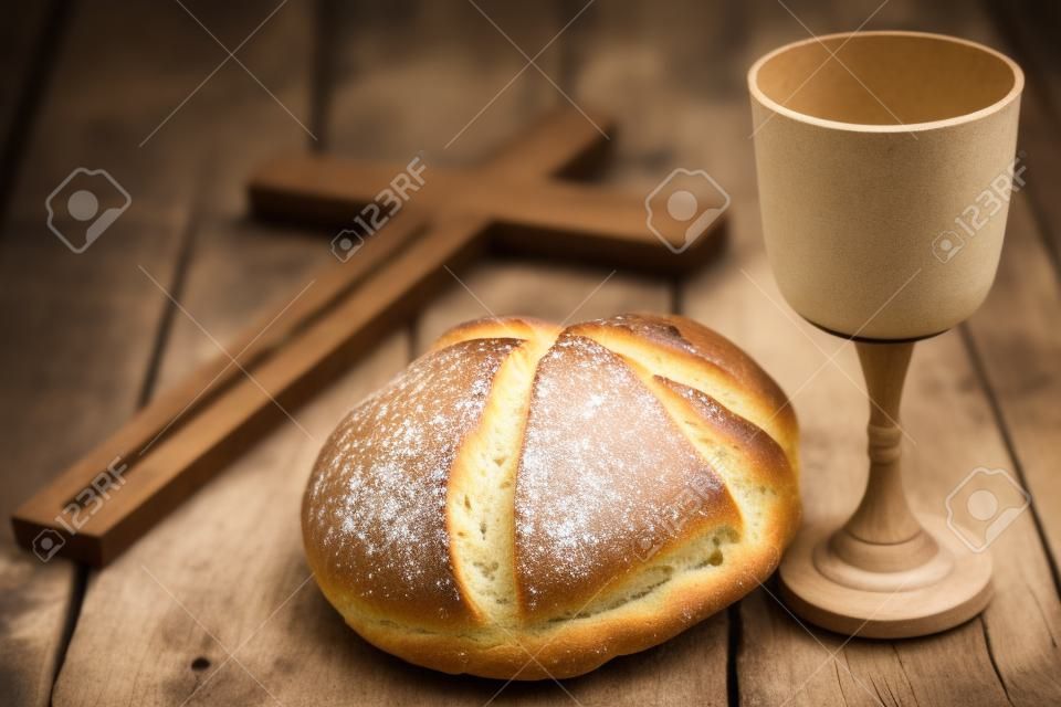 Wielkanocny chleb i krzyż na starodawny stary tło drewniane