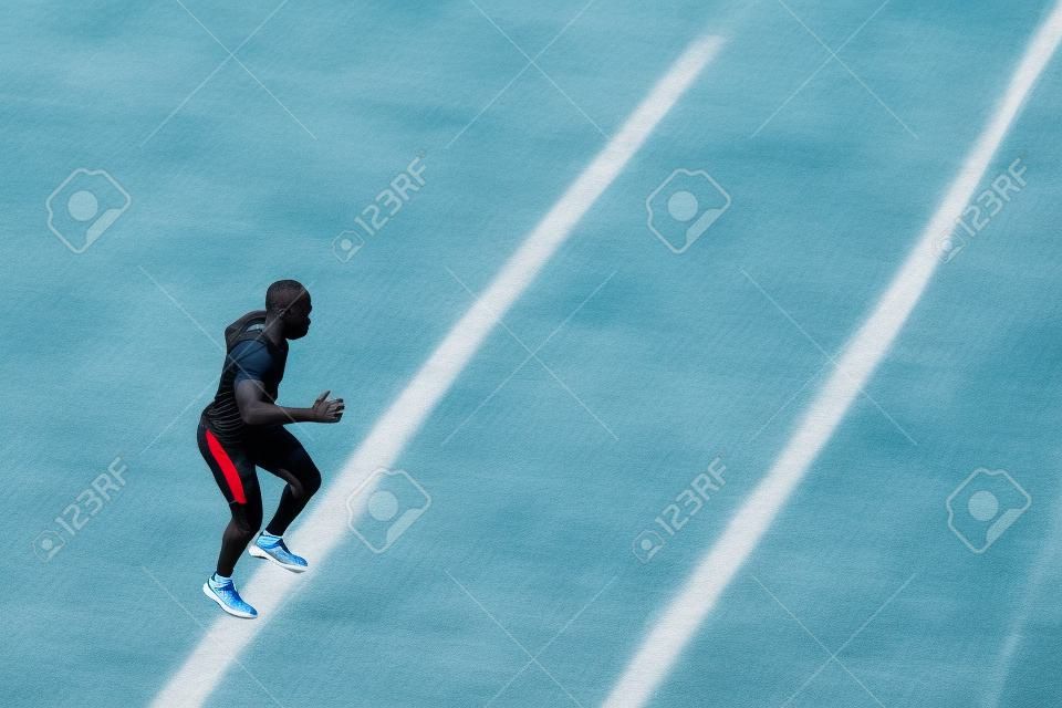 Afrikaanse zwarte sporter rent omhoog met energie op het stadion tribunes