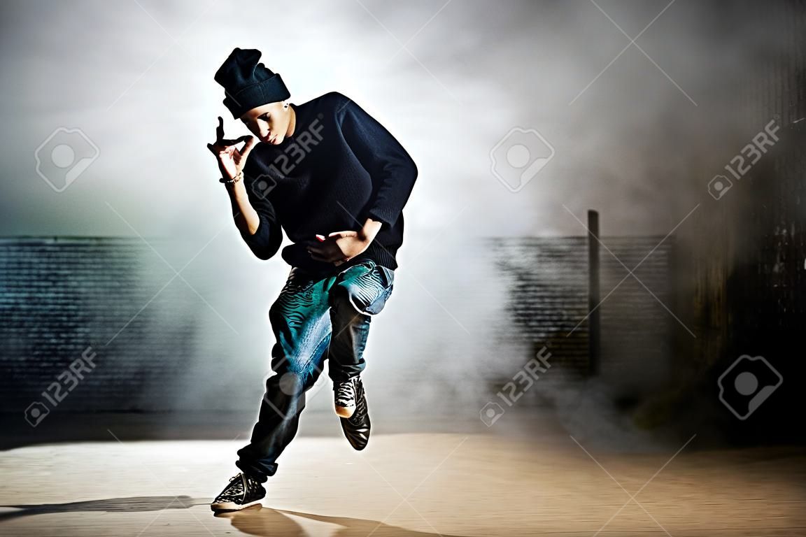 jonge rapper dansen op straat. hip hop cultuur