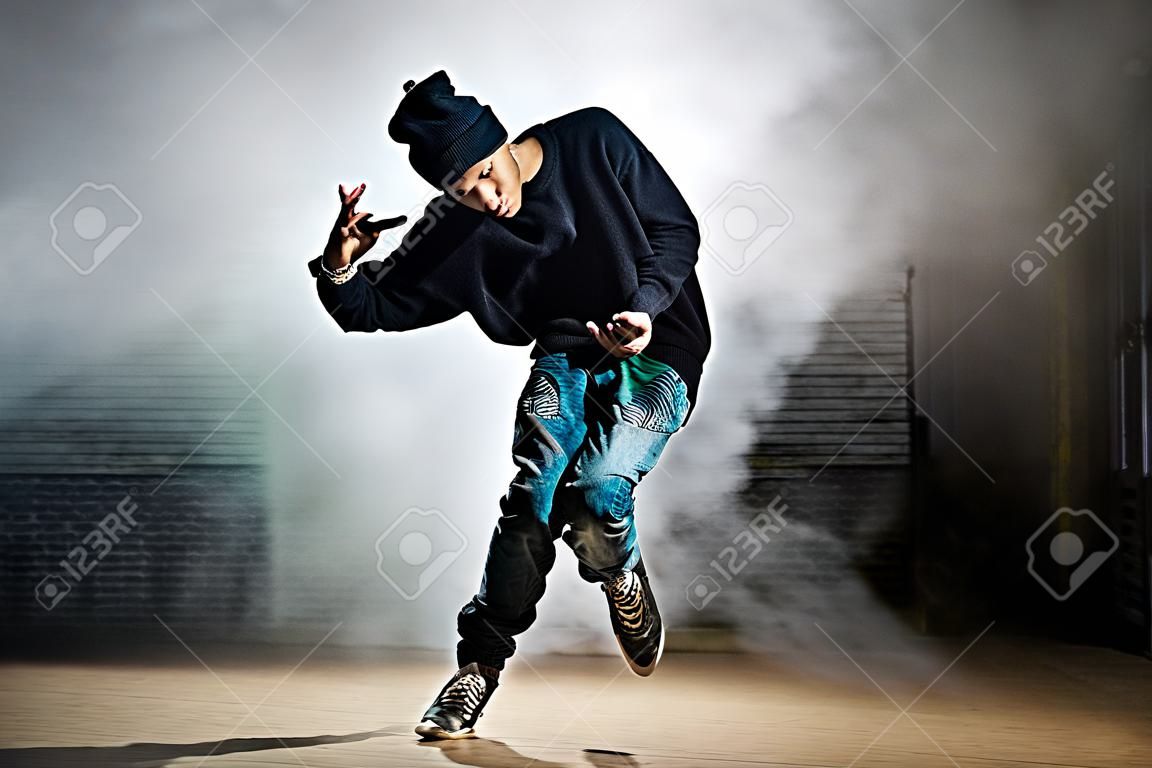 jonge rapper dansen op straat. hip hop cultuur