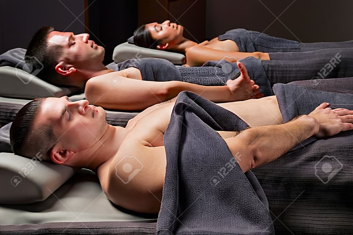 Side View On Couple Getting Face And Head Treatment. Relaxed Couple Lying  Down On Massage Bed During Facial Treatment At Asian Spa And Wellness  Center Royalty Free Stok Fotoğraf, Resimler, Görseller ve