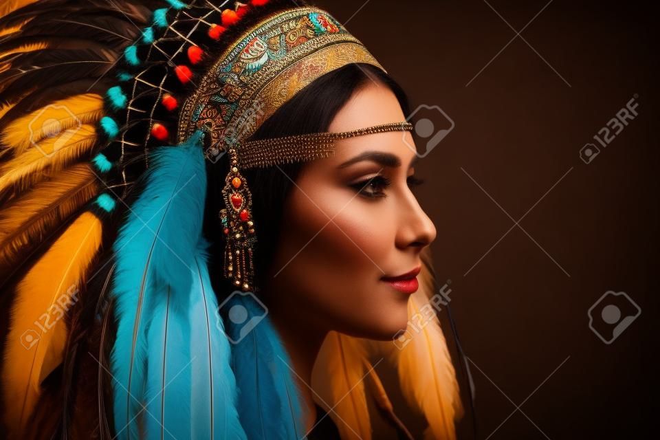 羽、アクセサリーボヘミアンと自由奔放に生きるインドの帽子の美しい女性。孤立した黒い背景