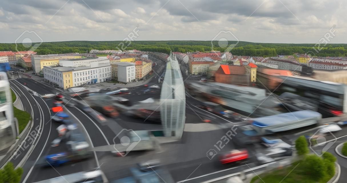 Centro da cidade de Rzeszow, no meio do dia, hora do rush, tráfego realizado na Polônia em 22 de agosto de 2015