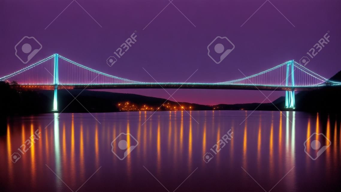 Ours Montagne pont au crépuscule. Bear Mountain Bridge est un pont à péage de suspension dans l'État de New York, portant US autoroutes 202 et 6 sur la rivière Hudson