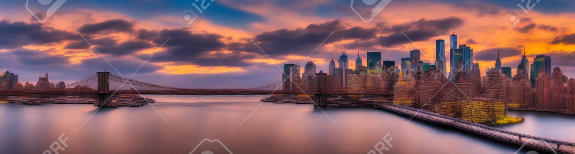 Brooklyn Bridge panorama o zachodzie słońca. Symboliczna góry rozciąga się między Brooklynie i panoramę Nowego Jorku Financial District, zdominowanym przez Freedom Tower.
