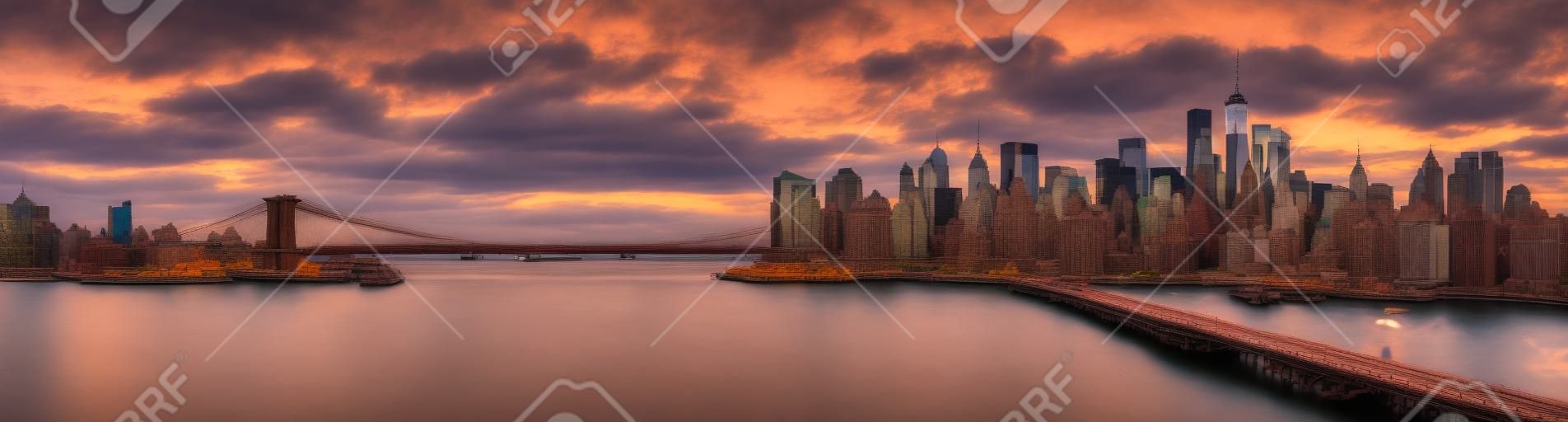 O marco icônico se estende entre o Brooklyn e o horizonte do Distrito Financeiro de Nova York, dominado pela Torre da Liberdade.