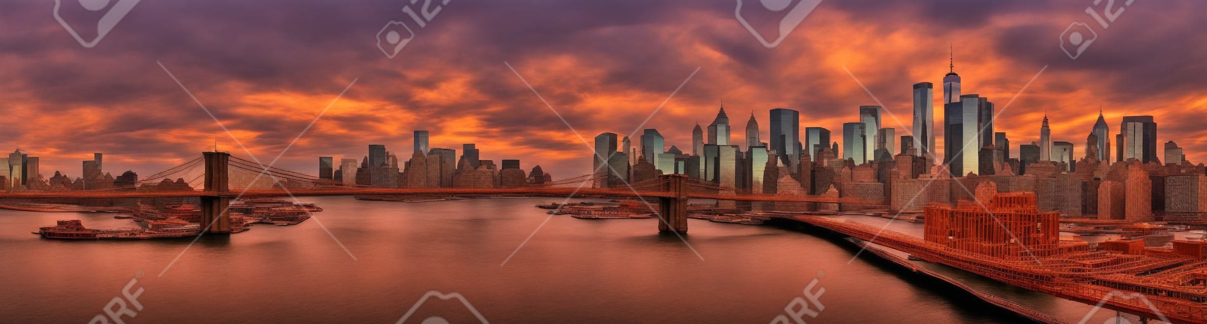 Brooklyn-Brücke Panorama bei Sonnenuntergang. Das Wahrzeichen überspannt zwischen Brooklyn und der New Yorker Financial District Skyline, durch den Freedom Tower dominiert.