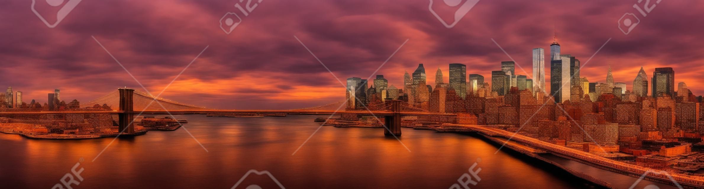 Brooklyn-Brücke Panorama bei Sonnenuntergang. Das Wahrzeichen überspannt zwischen Brooklyn und der New Yorker Financial District Skyline, durch den Freedom Tower dominiert.