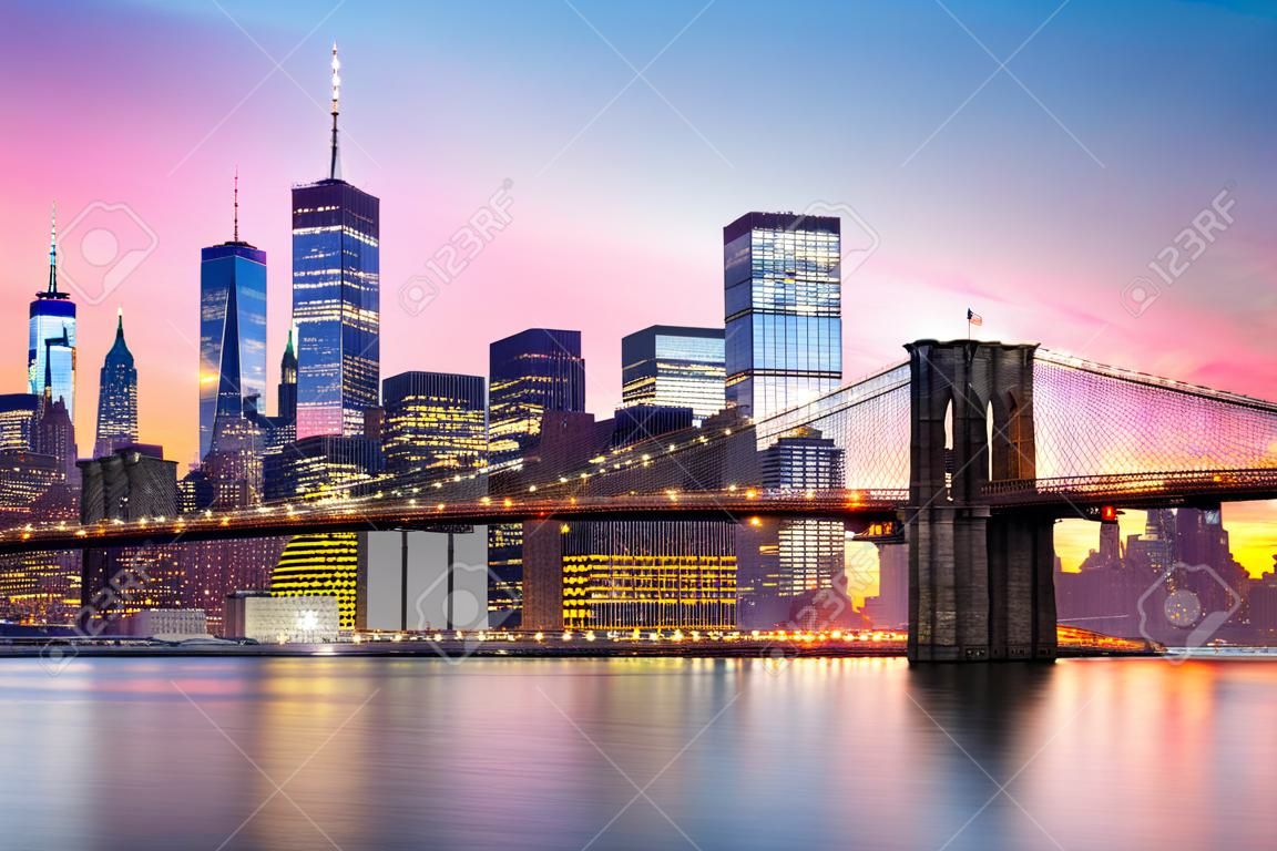 브루클린 다리와 보라색 일몰에서 맨해튼의 스카이 라인