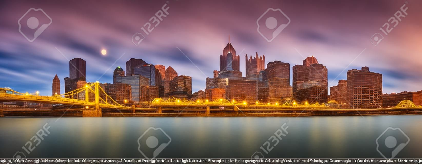 Lange blootstelling van Pittsburgh downtown skyline en Roberto Clemente brug, op een zonnige middag, zoals bekeken vanaf North Shore Riverfront Park, over Allegheny River.